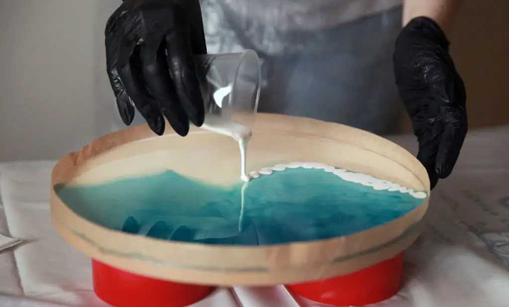 making resin art pouring